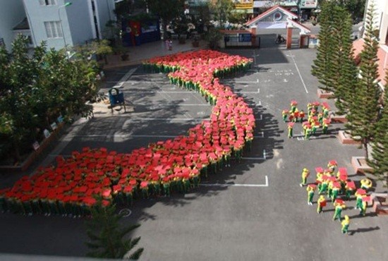 Học sinh Thừa Thiên - Huế xếp hình bản đồ Việt Nam ảnh 3