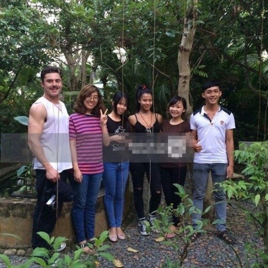 Fan ‘bấn loạn’ với hình ảnh Zac Efron đội nón lá ở Sài Gòn ảnh 2