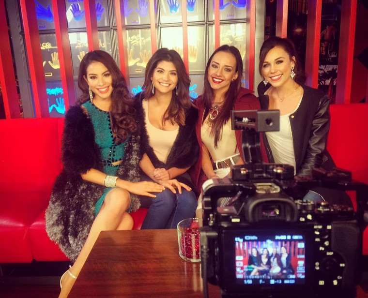 Phạm Hương khoe giọng qua ca khúc ‘Hello Vietnam’ tại Miss Universe ảnh 2