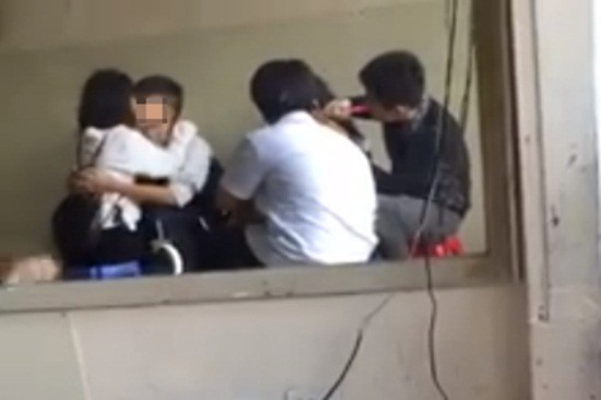 Cặp tình nhân nhí hồn nhiên diễn cảnh 'nóng' giữa ban ngày ảnh 1