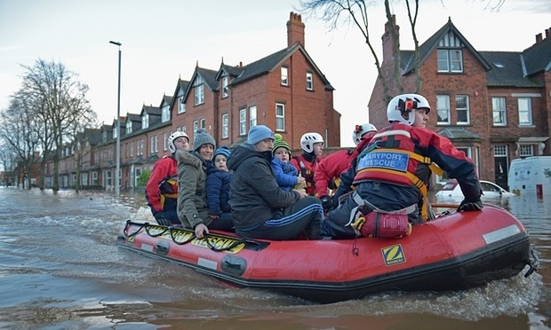 Kỳ lạ dòng sông chảy ngược về phía đỉnh núi ảnh 2