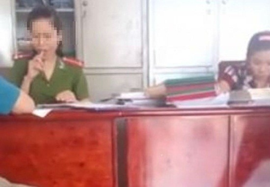 Nữ công an vừa tiếp dân vừa ăn kẹo mút ảnh 1