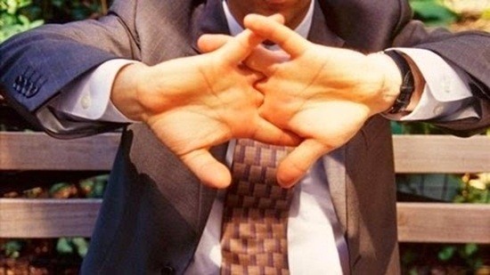 Nguy hại khôn lường từ thói quen bẻ khớp ngón tay ảnh 1