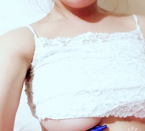 Giới trẻ "phát cuồng" trào lưu lấy ngực kẹp bút bi ảnh 4