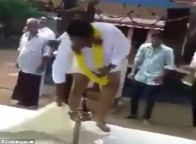 Hi hữu chú rể bị ‘tụt váy’ ngay tại đám cưới [VIDEO] ảnh 3