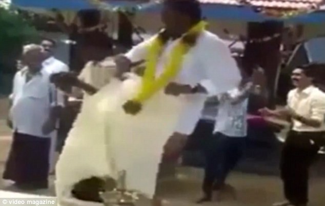 Hi hữu chú rể bị ‘tụt váy’ ngay tại đám cưới [VIDEO] ảnh 4