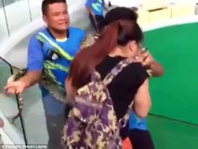 Kinh hoàng khoảnh khắc cô gái bị con trăn cắn phập vào mũi [VIDEO] ảnh 4