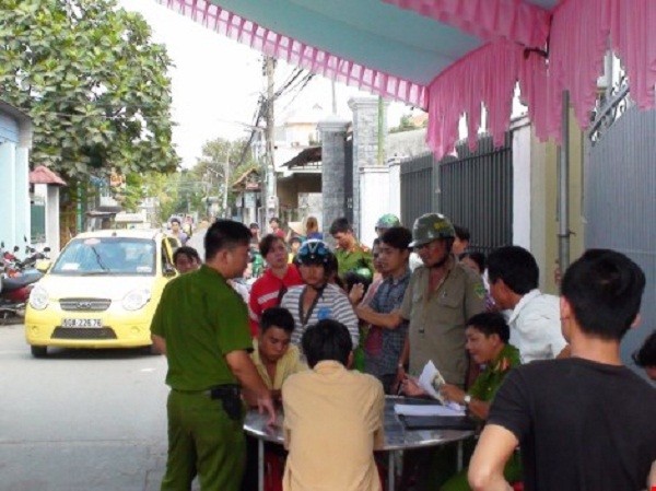 Tài xế taxi lao xe vào đám giỗ, rút dao đâm chủ nhà ảnh 2