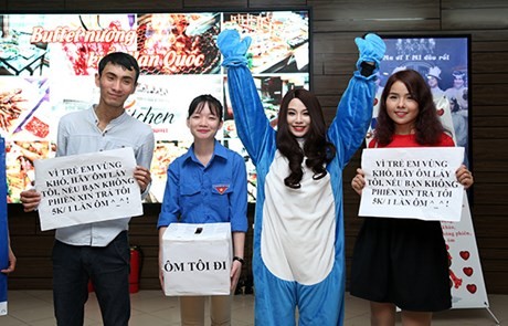 Hot girl Linh Miu ra phố 'bán' 5k/1 lần ôm ảnh 2