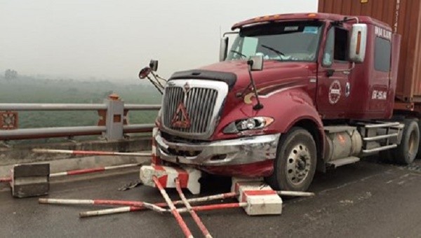 4 người đi xe máy bị thương nặng sau khi va chạm với container ảnh 1