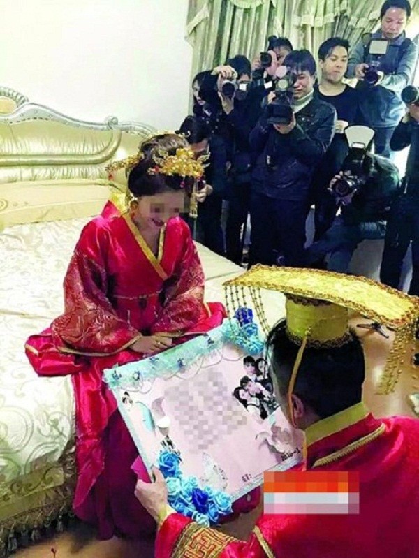 Sốc với đám cưới phong cách cổ trang, cô dâu 'gãy cổ vì vàng' ảnh 3