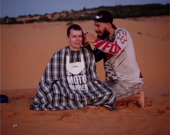 Thợ cắt tóc siêu dị hành nghề ở những nơi nghe đến đã thót tim ảnh 3