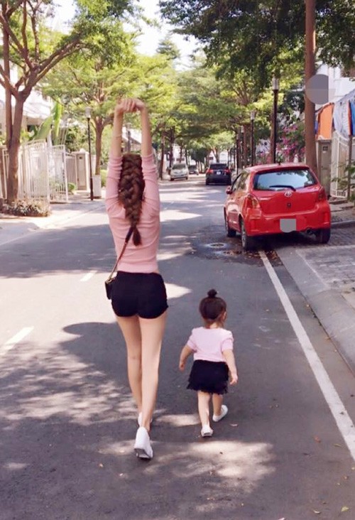 Bộ sưu tập đồ đôi mẹ - con cực 'chất' của Elly Trần ảnh 5