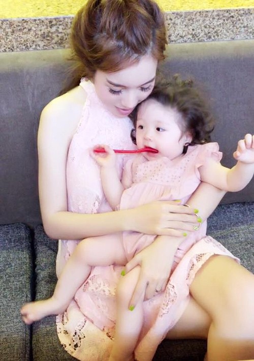 Bộ sưu tập đồ đôi mẹ - con cực 'chất' của Elly Trần ảnh 7