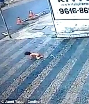 Đứng tim khoảnh khắc bé gái 14 tháng tuổi rơi từ tầng cao xuống đất ảnh 3