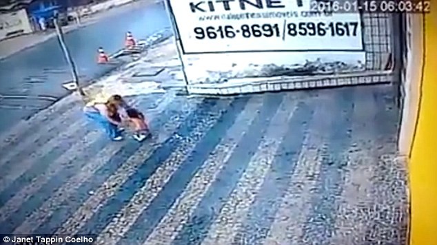 Đứng tim khoảnh khắc bé gái 14 tháng tuổi rơi từ tầng cao xuống đất ảnh 4