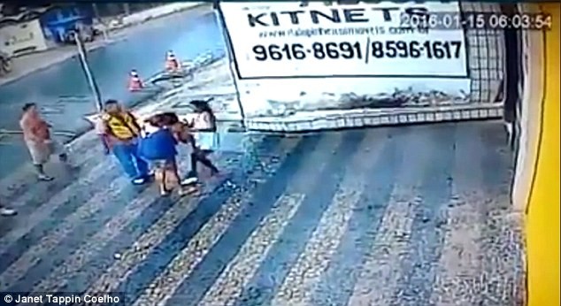 Đứng tim khoảnh khắc bé gái 14 tháng tuổi rơi từ tầng cao xuống đất ảnh 5