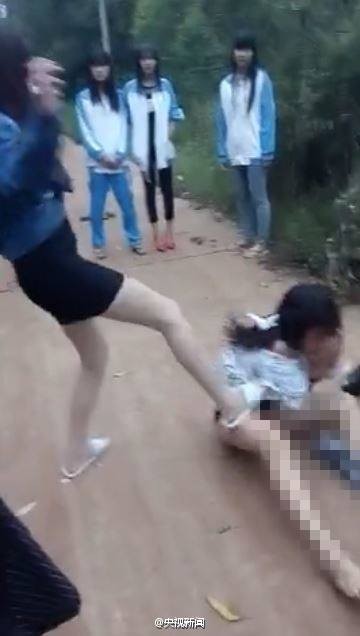 Nữ sinh bị lột quần áo, đánh hội đồng giữa phố ảnh 1