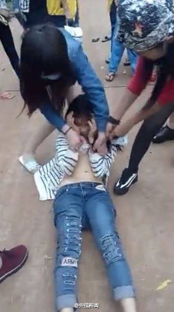Nữ sinh bị lột quần áo, đánh hội đồng giữa phố ảnh 2