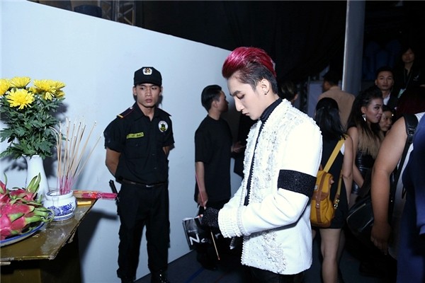 Sơn Tùng đeo 'băng tang' trên sân khấu The Remix gây tranh cãi ảnh 4