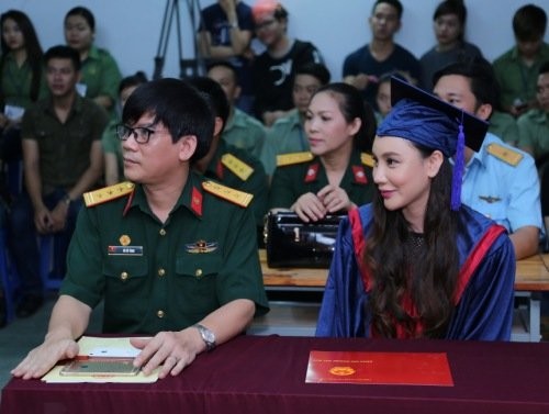Ca sĩ Hồ Quỳnh Hương trở thành giảng viên trường Quân đội ảnh 2