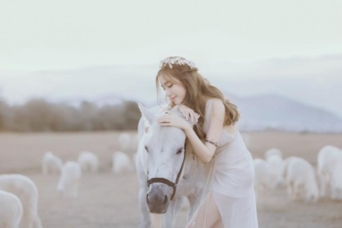 Elly Trần đẹp ‘mê hồn’ giữa thảo nguyên mênh mông ảnh 1