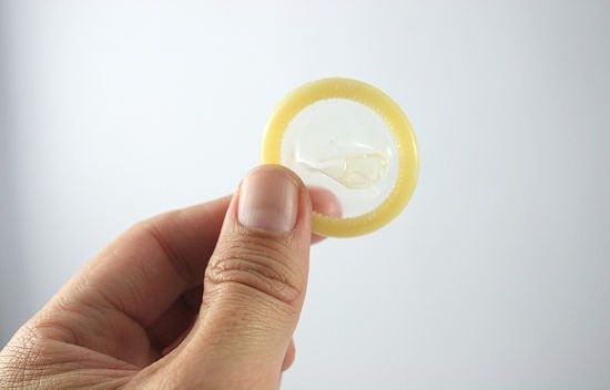 Những lỗi 'tày đình' khi dùng bao cao su cần bỏ ngay tức khắc ảnh 1