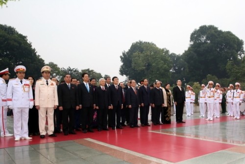 Đoàn đại biểu dự Đại hội Đảng XII viếng Chủ tịch Hồ Chí Minh ảnh 3