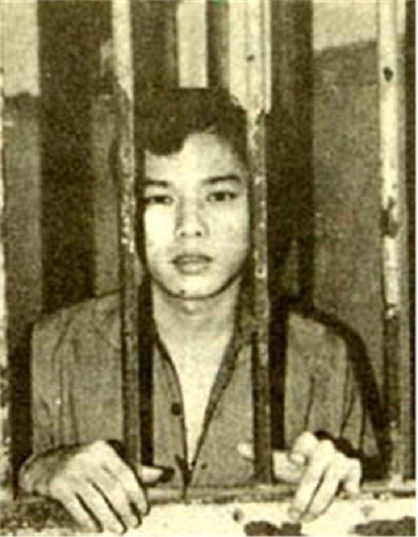 Sát thủ lĩnh 2 án tử ăn hết nửa con gà trước khi ra trường bắn ảnh 1