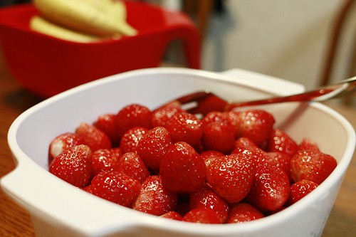 Cách làm mứt dâu tây đỏ mọng đãi khách Tết này ảnh 1