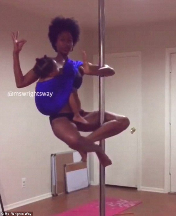 Người phụ nữ vừa múa cột vừa cho con bú gây sốt ảnh 1