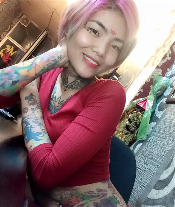 Trầm trồ với sự can đảm của các cô gái xăm 'kín' người ảnh 9