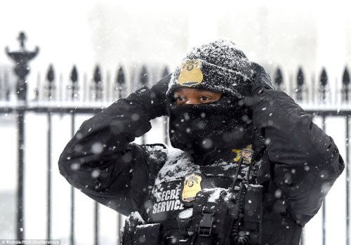 Bão tuyết lịch sử tấn công nước Mỹ, 7.700 chuyến bay bị hủy bỏ ảnh 1