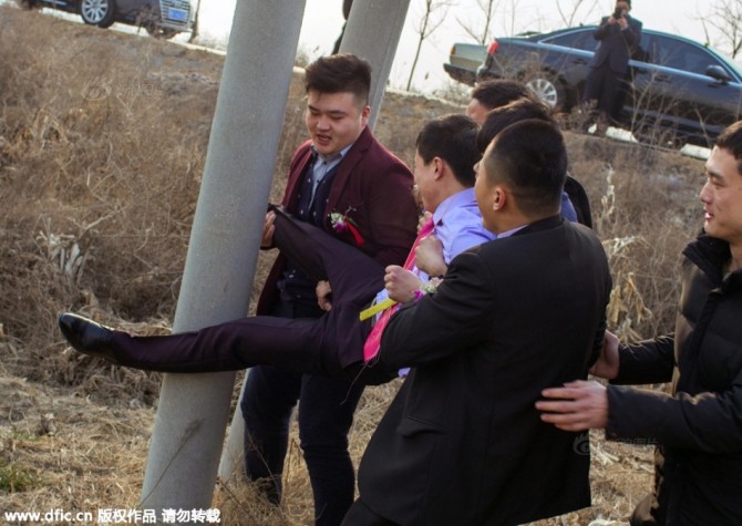 Bi hài chú rể bị bạn trói lên cột điện trên đường rước dâu ảnh 1