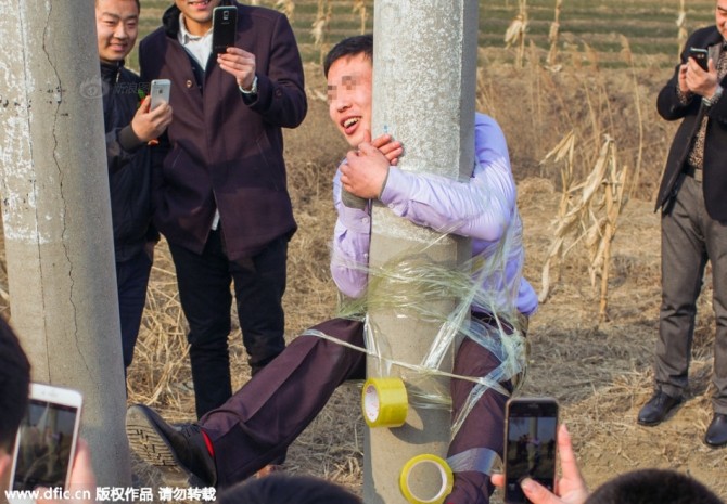 Bi hài chú rể bị bạn trói lên cột điện trên đường rước dâu ảnh 3