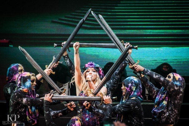 Sao Tây và những đạo cụ 'quái đản' trên sân khấu ảnh 11