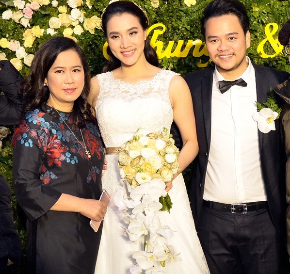 Trang Nhung thân thiết với mẹ chồng 'quyền lực' ở đám cưới lần 2 ảnh 1