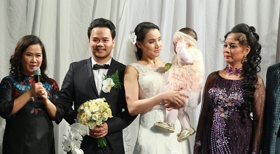 Trang Nhung thân thiết với mẹ chồng 'quyền lực' ở đám cưới lần 2 ảnh 4