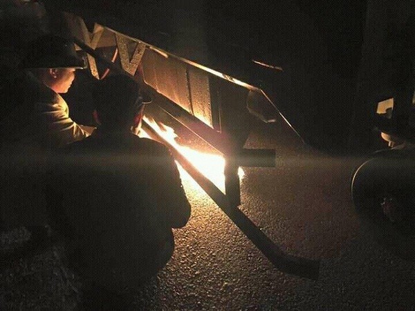 Giật mình, tài xế đốt lửa 'sưởi' bình xăng dầu ô tô vì giá rét ảnh 1