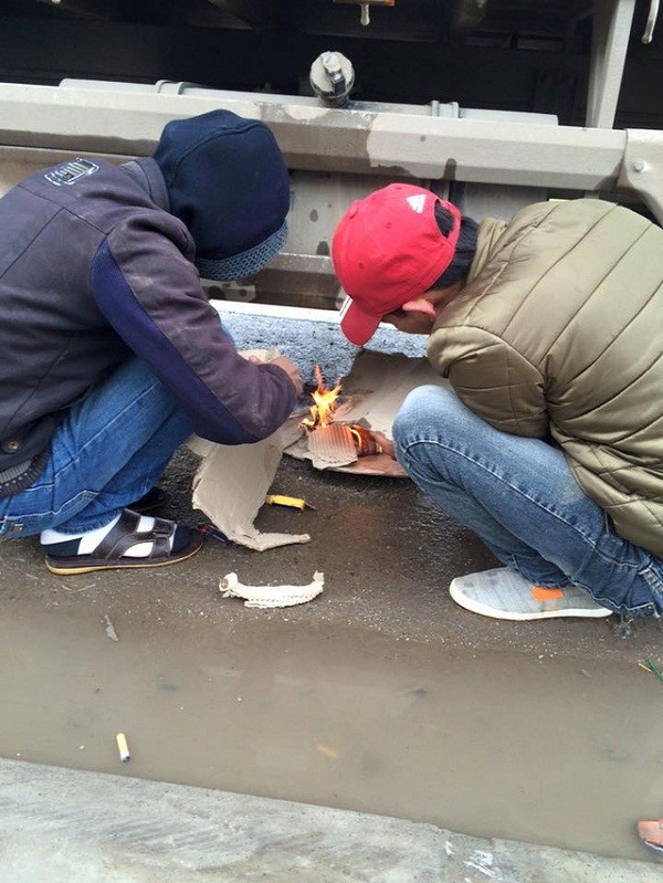 Giật mình, tài xế đốt lửa 'sưởi' bình xăng dầu ô tô vì giá rét ảnh 2