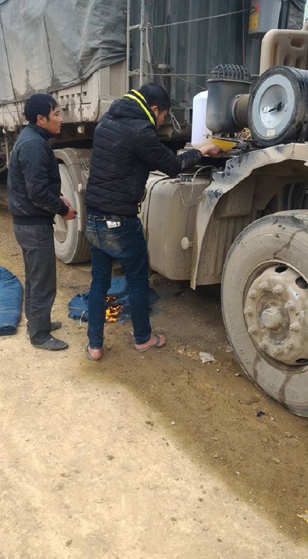 Giật mình, tài xế đốt lửa 'sưởi' bình xăng dầu ô tô vì giá rét ảnh 3