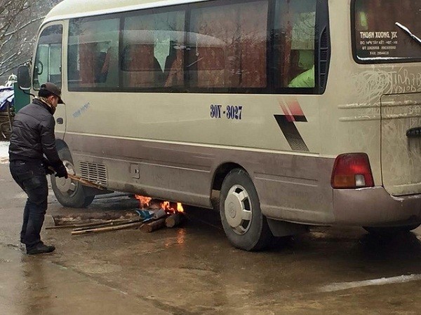 Giật mình, tài xế đốt lửa 'sưởi' bình xăng dầu ô tô vì giá rét ảnh 4