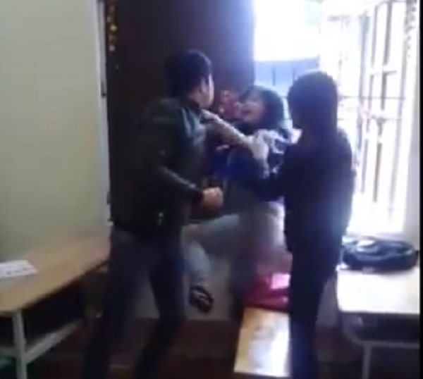 Bức xúc thanh niên đánh liên tiếp bạn gái vì nghi trộm điện thoại ảnh 2