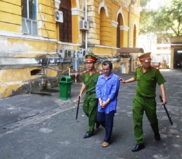 'Yêu râu xanh' hiếp dâm bé gái bị bắt quảng tang lĩnh án 8 năm tù ảnh 1