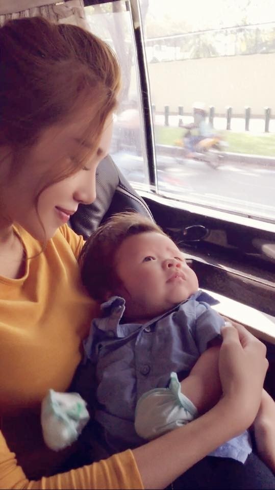 Fan thích thú với một ngày bận rộn của Elly Trần bên hai con ảnh 2