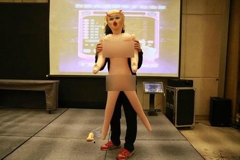 Công ty thưởng Tết cho nhân viên nam bằng búp bê tình dục ảnh 3