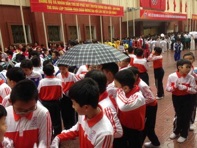 Cha mẹ bức xúc cảnh con em đội mưa chờ diễu hành ảnh 3