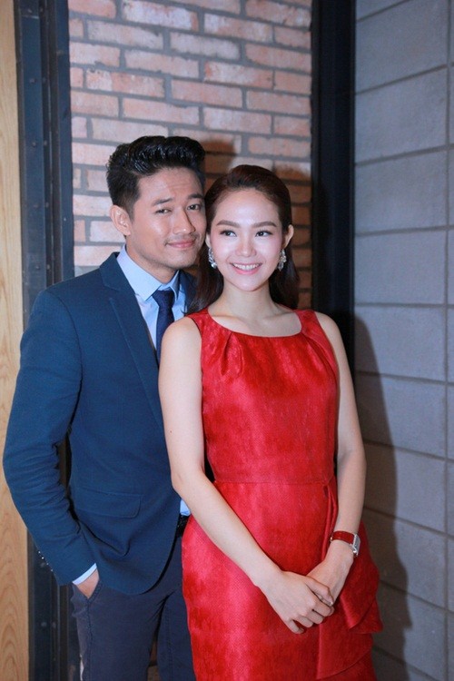 Qúy Bình tình tứ ôm eo Minh Hằng bỏ qua tin đồn 'phim giả tình thật' ảnh 2