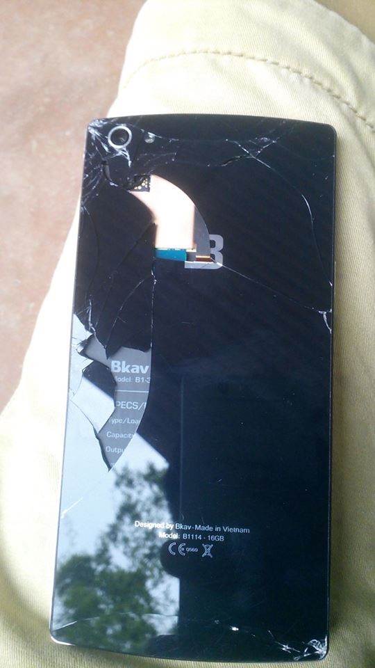 Ngán ngẩm với Bphone 'khẽ rơi đã nát vụn như tấm' ảnh 4