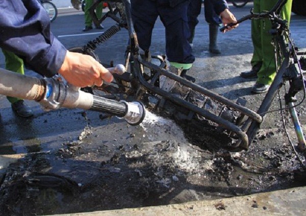 Hà Nội: Sạc xe đạp điện gây cháy nhà, 2 bố con thoát chết ảnh 1